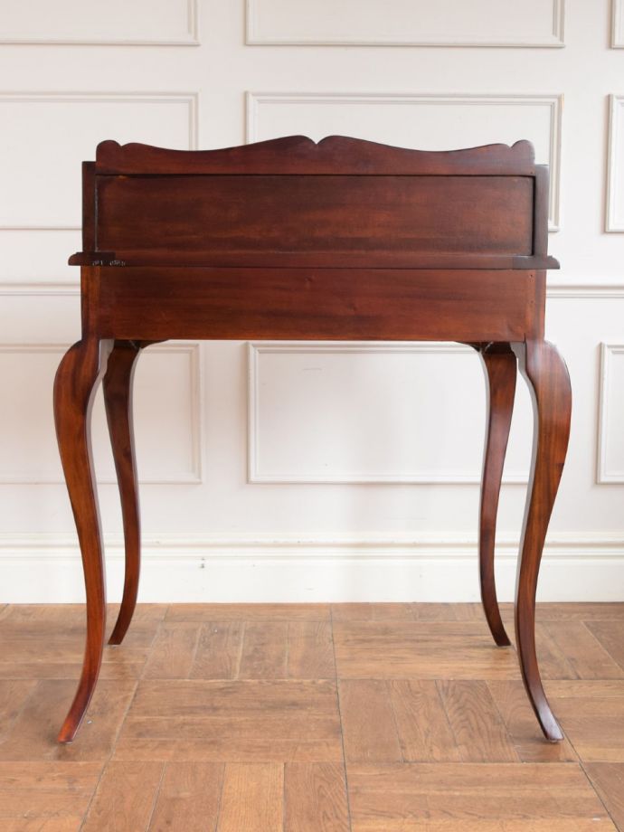 デスクの後ろ姿