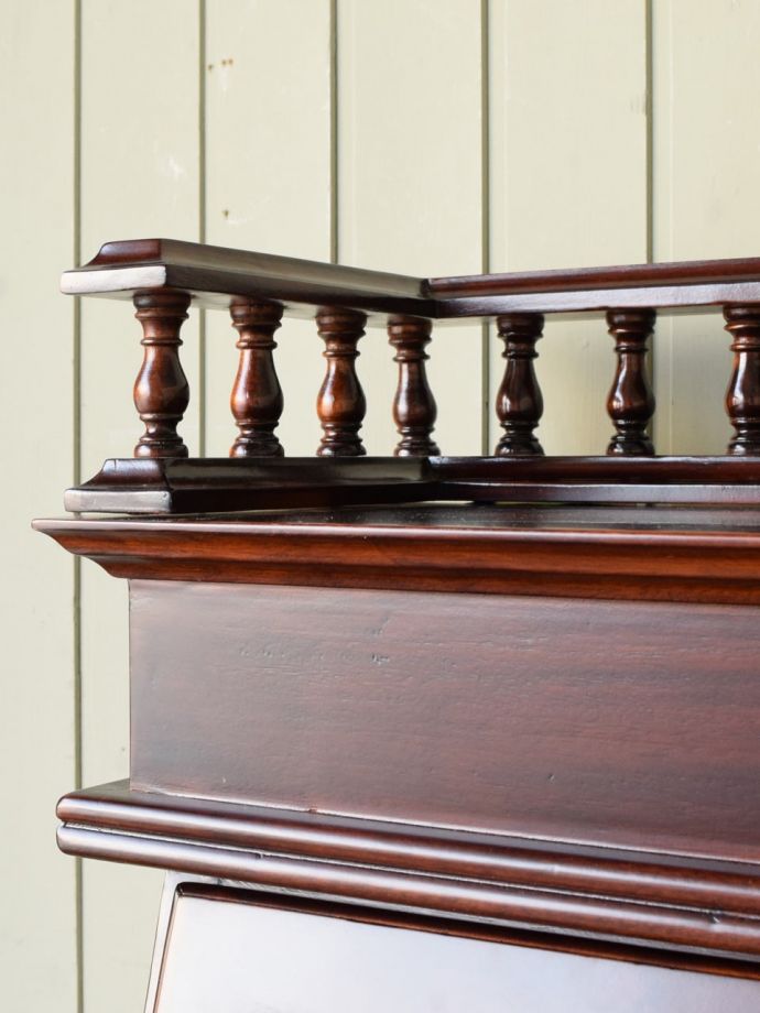 アンティーク風家具の装飾