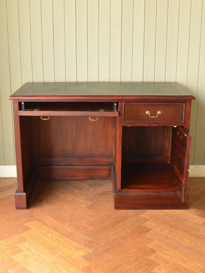 アンティーク調デスクの扉の中