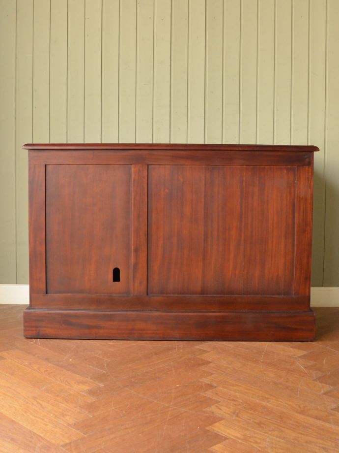 デスクの後ろ姿