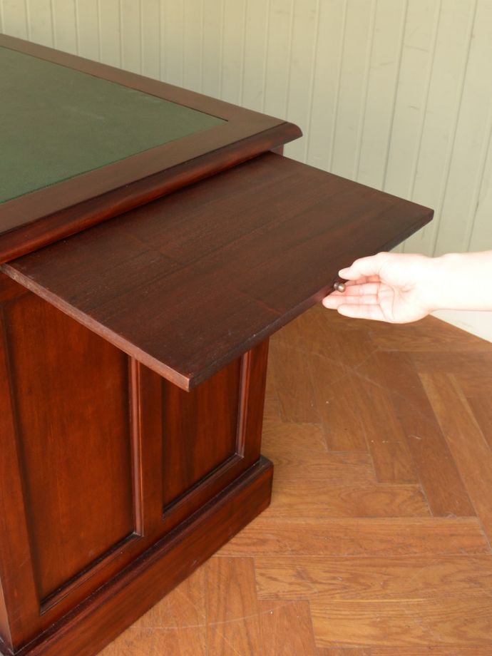 スライディングトレイ付きのデスク