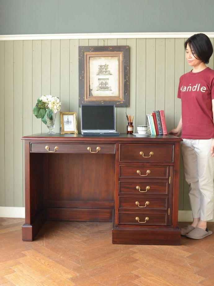 アンティーク風のおしゃれなデスク