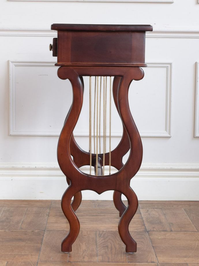 アンティーク風家具の横