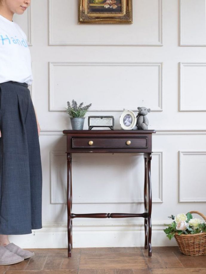 アンティーク風のコンソールテーブル