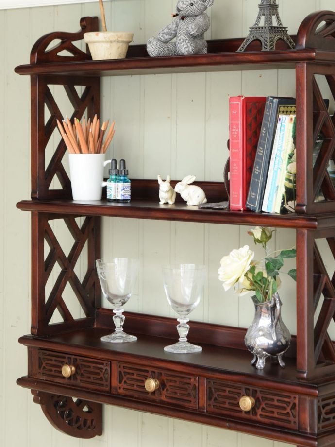 アンティーク風のおしゃれなウォールシェルフ、マホガニー材の壁付け
