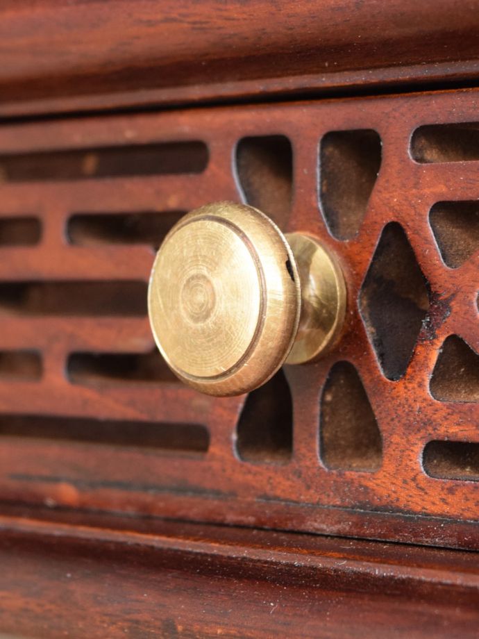 アンティーク風のおしゃれなウォールシェルフ、マホガニー材の壁付け