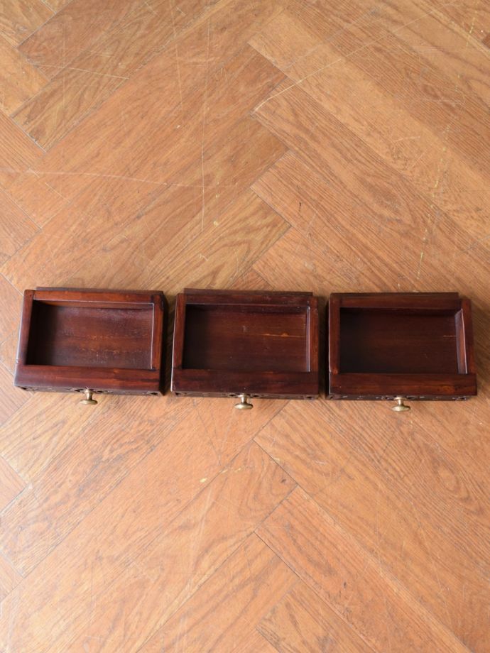 アンティーク風のおしゃれなウォールシェルフ、マホガニー材の壁付け