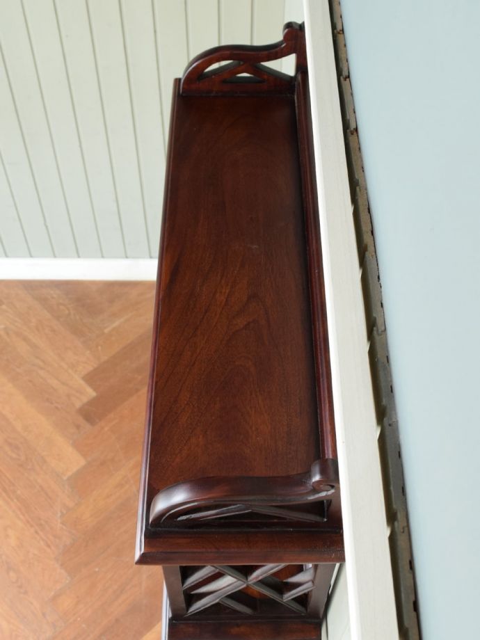 アンティーク風のおしゃれなウォールシェルフ、マホガニー材の壁付け