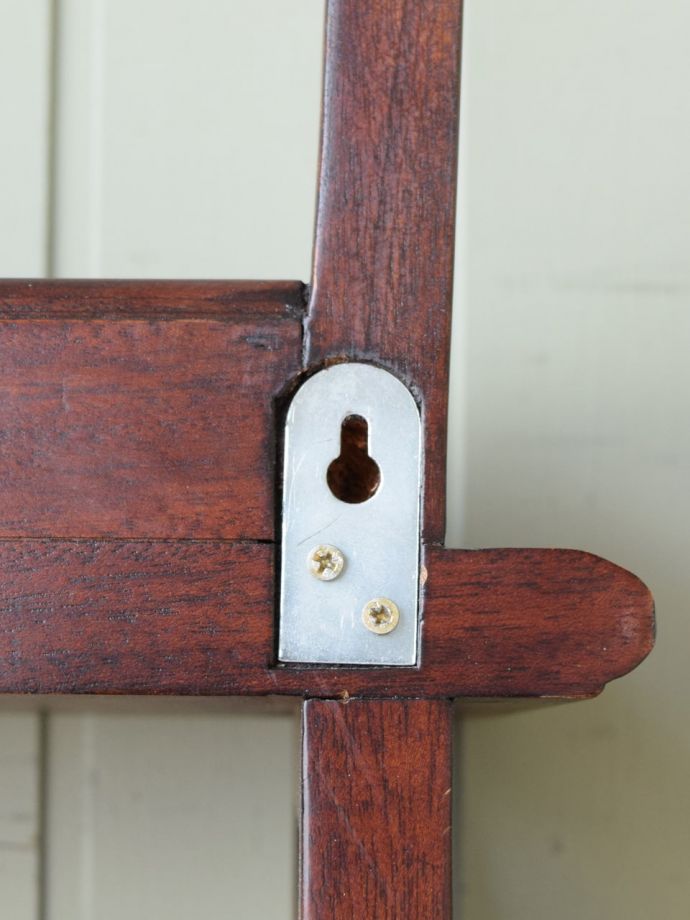 アンティーク風のおしゃれなウォールシェルフ、マホガニー材の壁付け