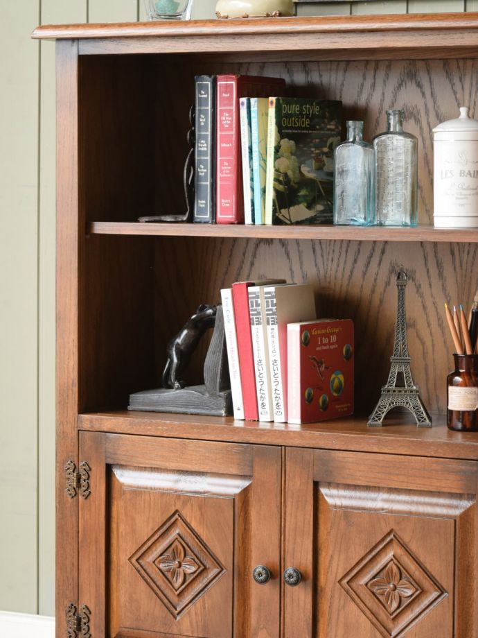 アンティーク風のキャビネット