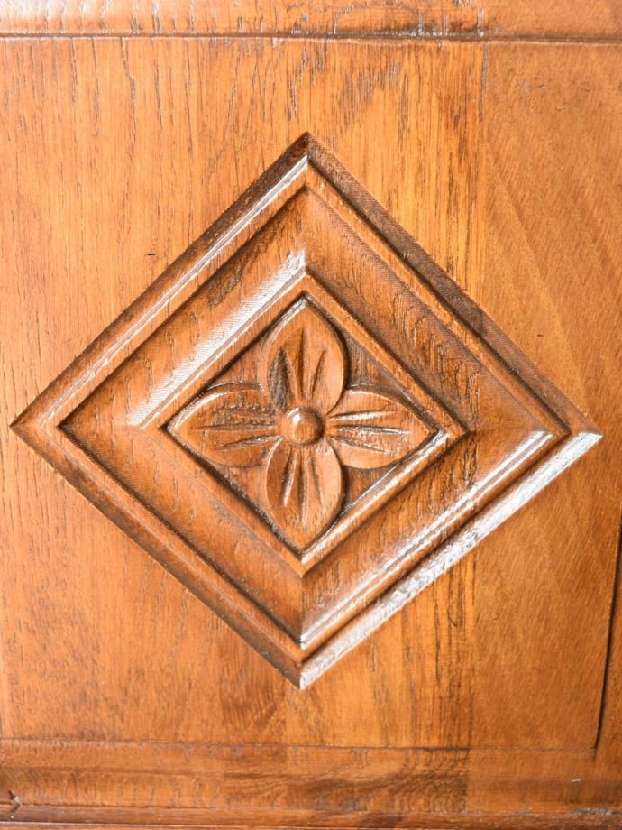 アンティーク風家具の装飾