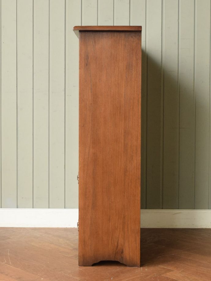 キャビネットの横