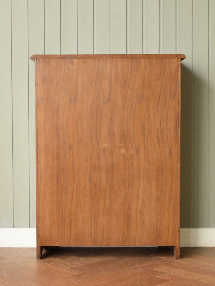 キャビネットの後ろ