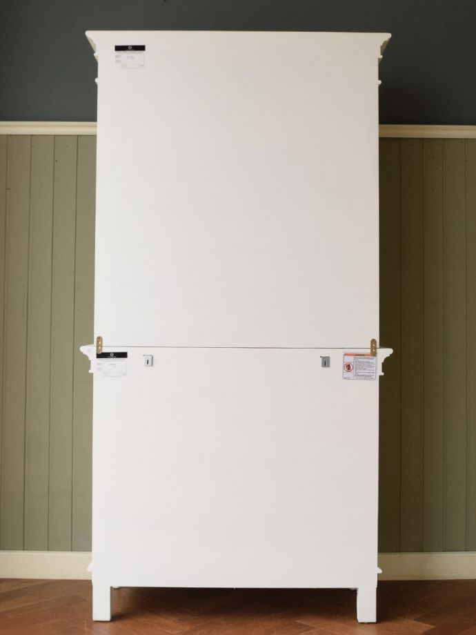 キャビネットの後ろ姿