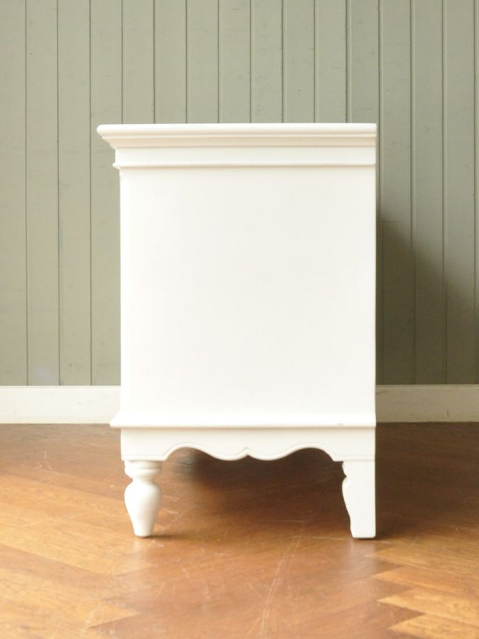 テレビボードの側面