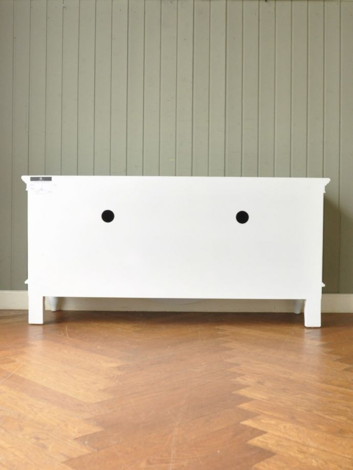 テレビボードの後ろ姿