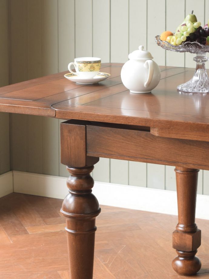 アンティーク風のダイニングテーブル