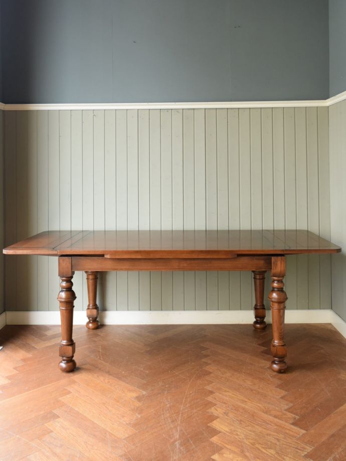 両方のリーフを開いた伸長式テーブル