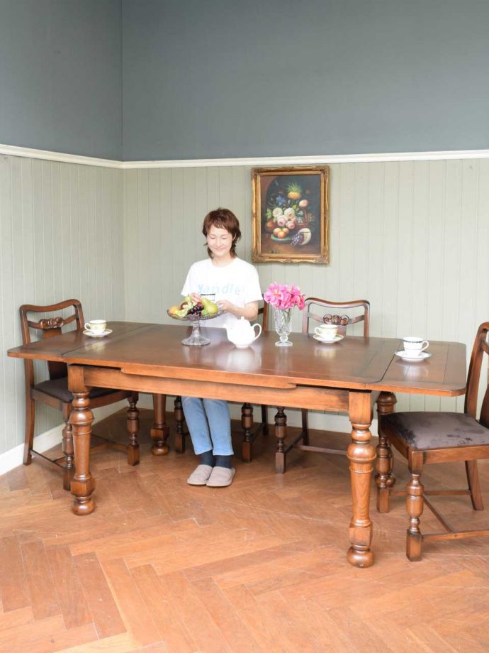 アンティーク風のおしゃれな伸長式テーブル