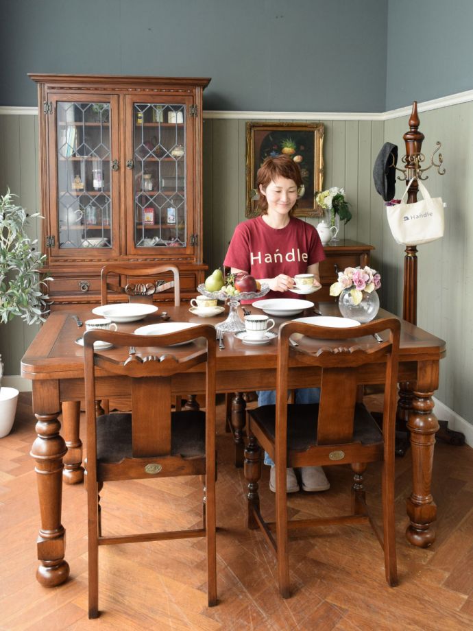 アンティーク風のダイニングテーブル