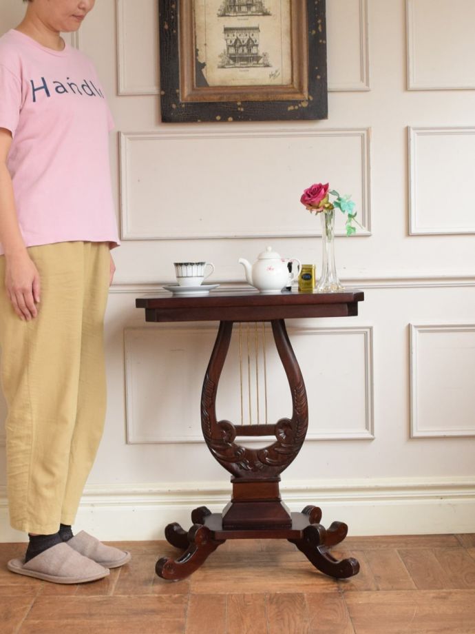 アンティーク風のオケージョナルテーブル