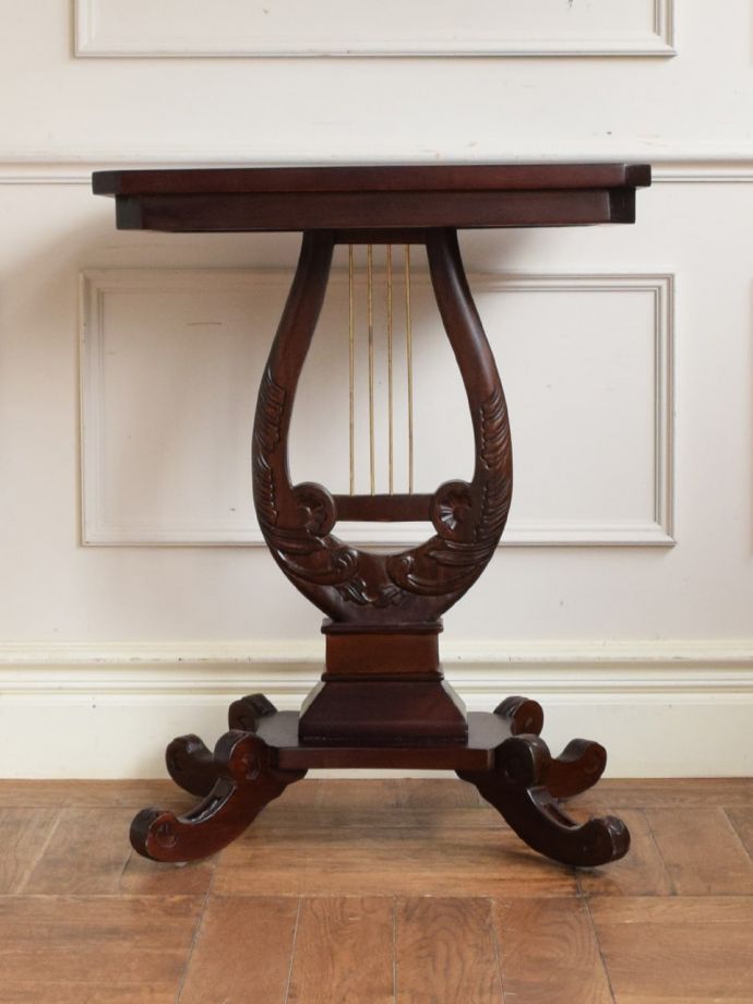 どこから見てもキレイなサイドテーブル