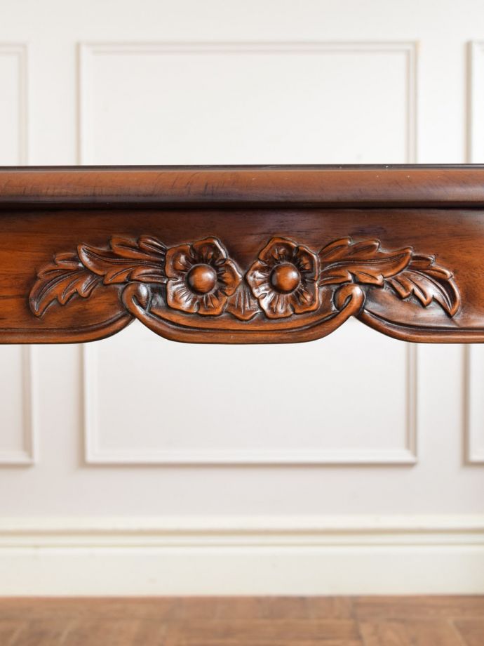 アンティーク風家具の装飾