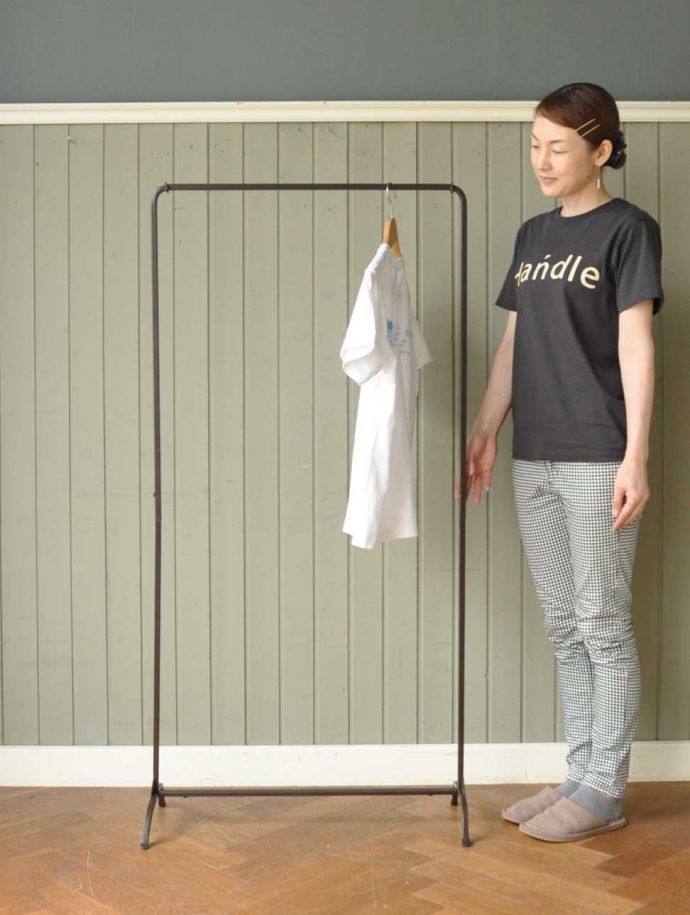 アンティーク風のアイアンのコートハンガー