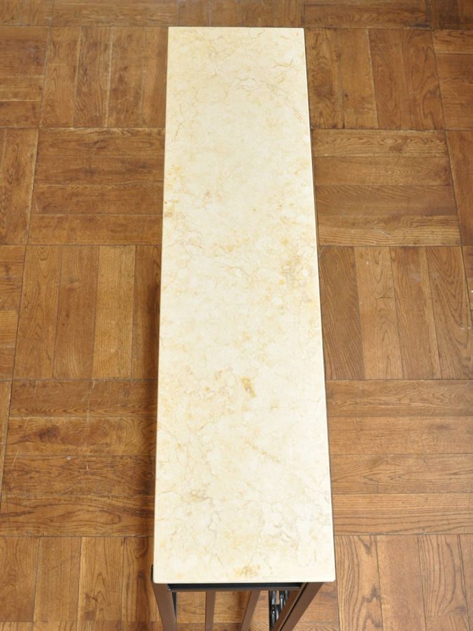 アンティーク風のおしゃれなテーブル、大理石天板✕アイアンの