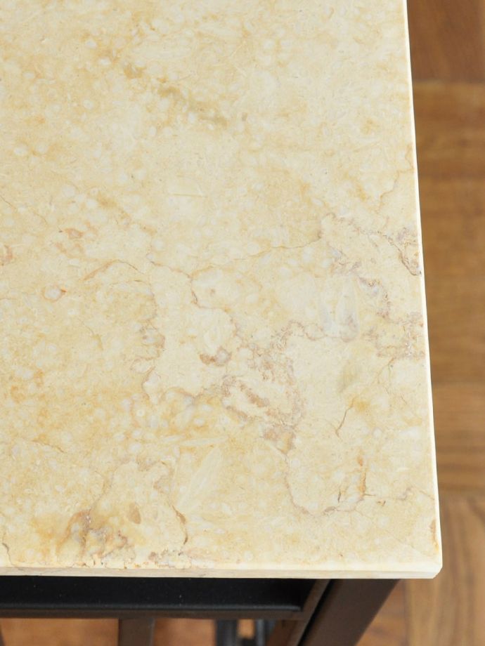 アンティーク風のおしゃれなテーブル、大理石天板✕アイアンの