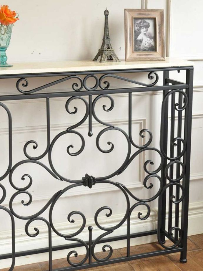 アンティーク風のおしゃれなテーブル、大理石天板✕アイアンの