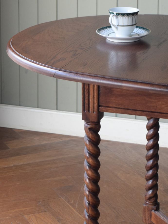 オーク材のダイニングテーブル