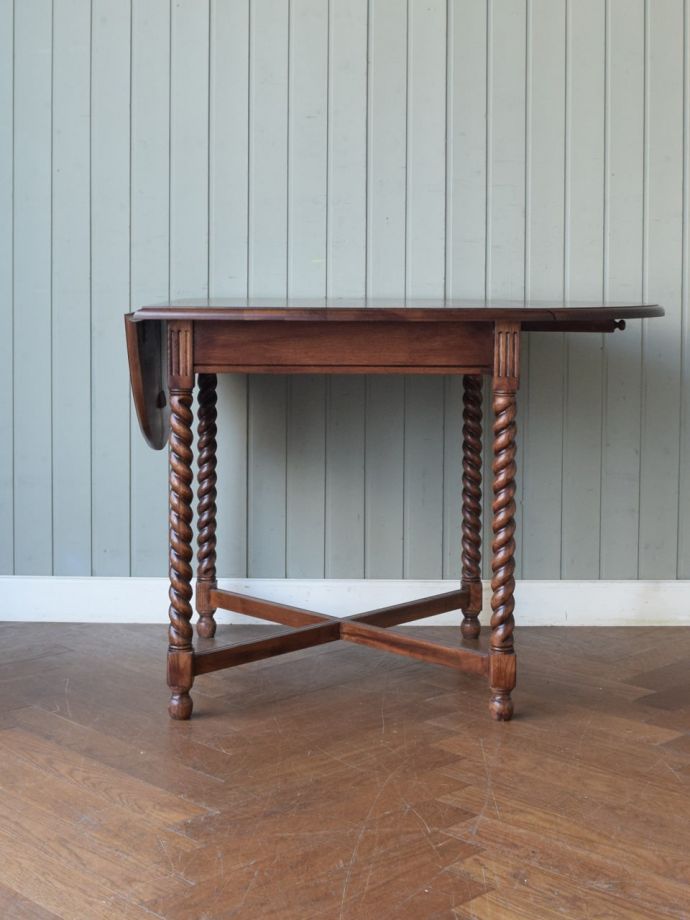 片方を開いた折り畳みテーブル