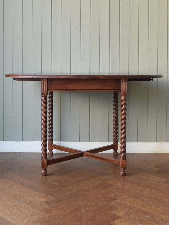 天板を広げた伸長式テーブル