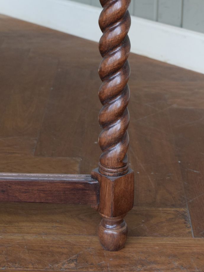 ダイニングテーブルの脚