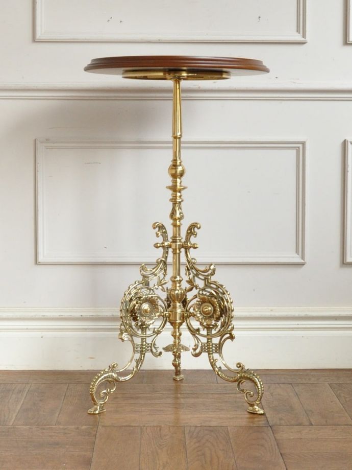 サイドテーブルの側面