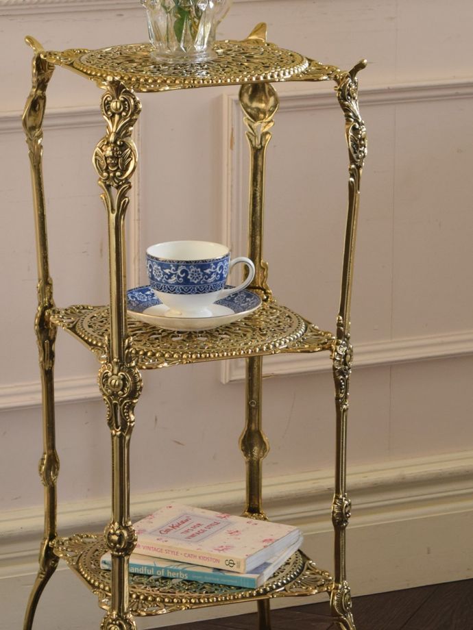 イタリアから届いたアンティーク調の家具、キラッと輝く真鍮製の美しい