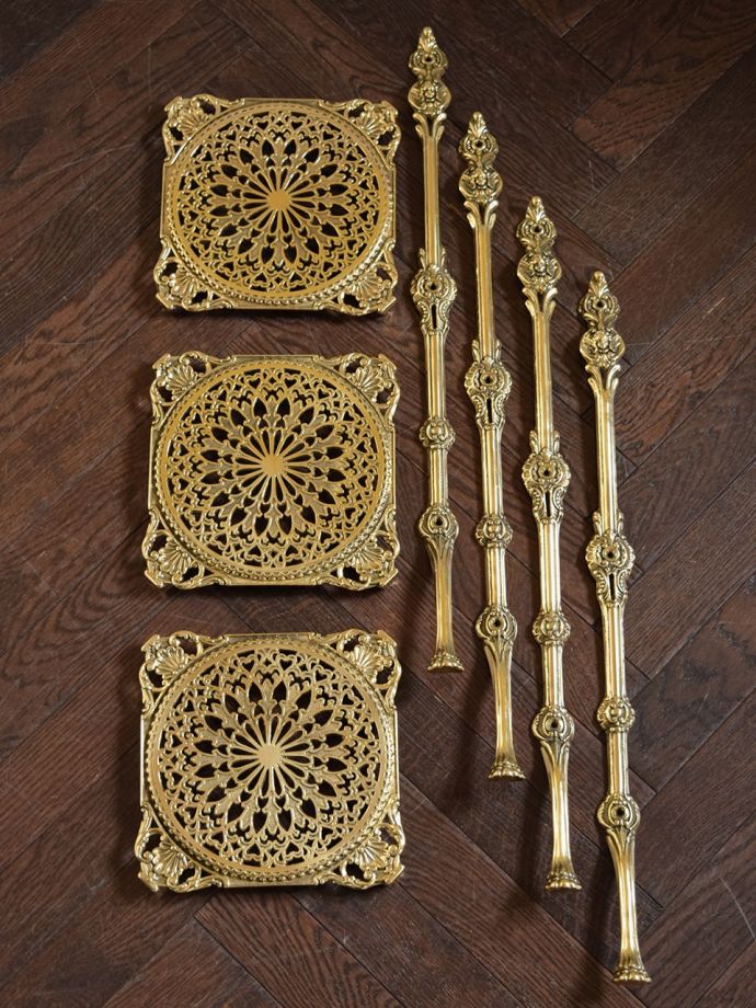 イタリアから届いたアンティーク調の家具、キラッと輝く真鍮製の美しい