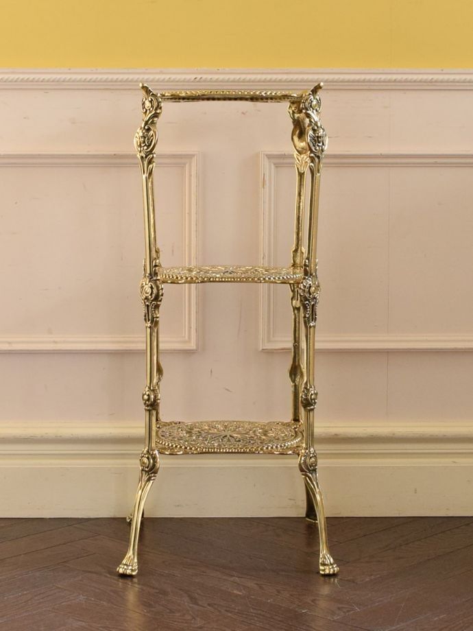 イタリアから届いたアンティーク調の家具、キラッと輝く真鍮製の美しい