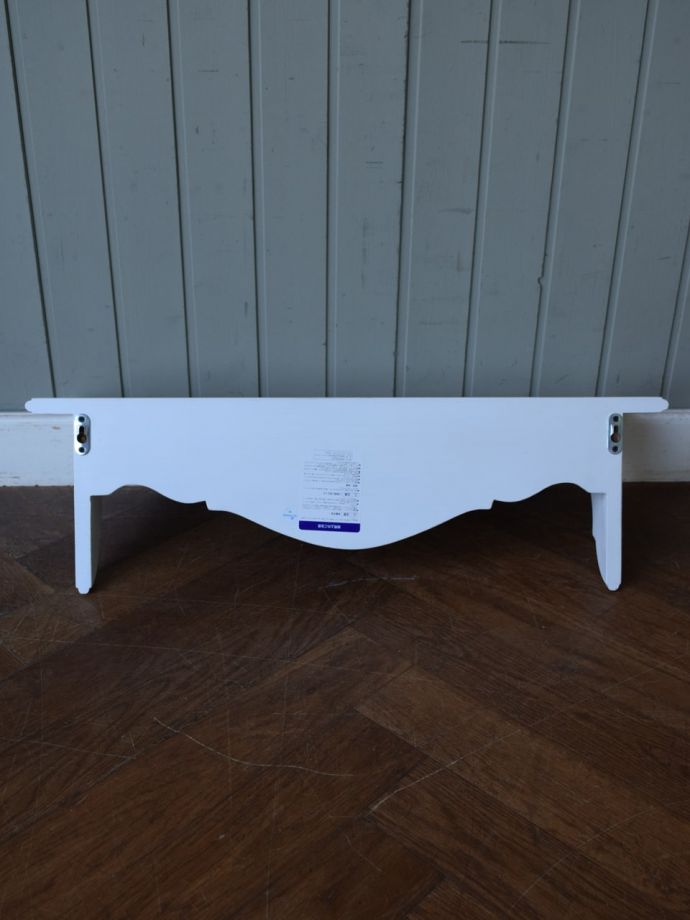 ウォールシェルフの後ろ姿