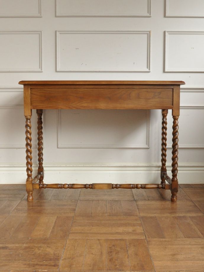 デスクの後ろ姿