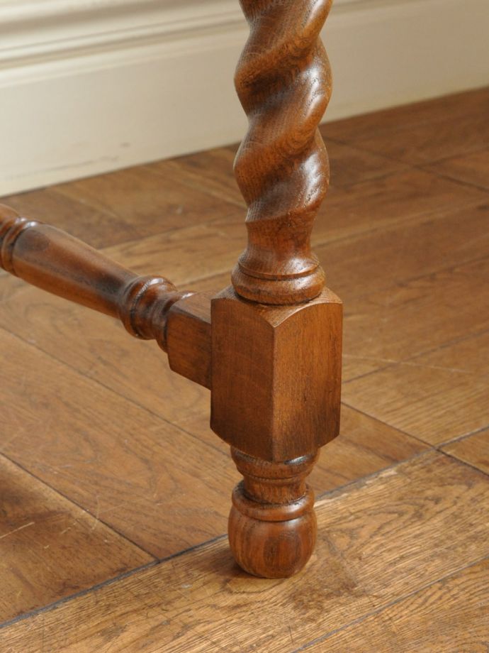 アンティーク風のツイスト足