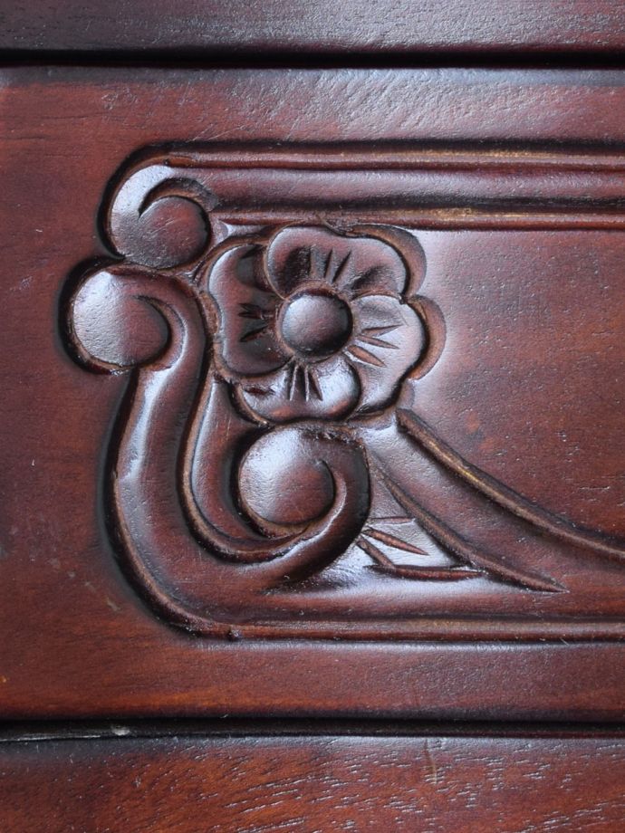 アンティーク風家具の装飾