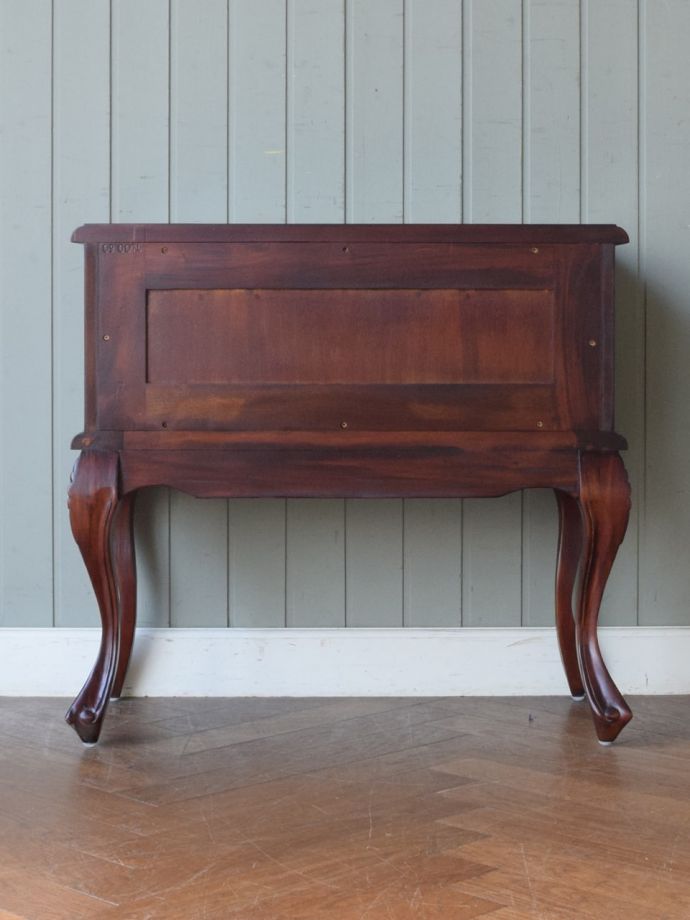 チェストの後ろ姿