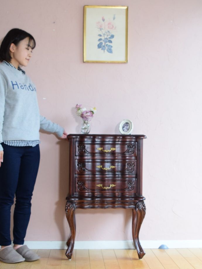 アンティーク風のサイドチェスト