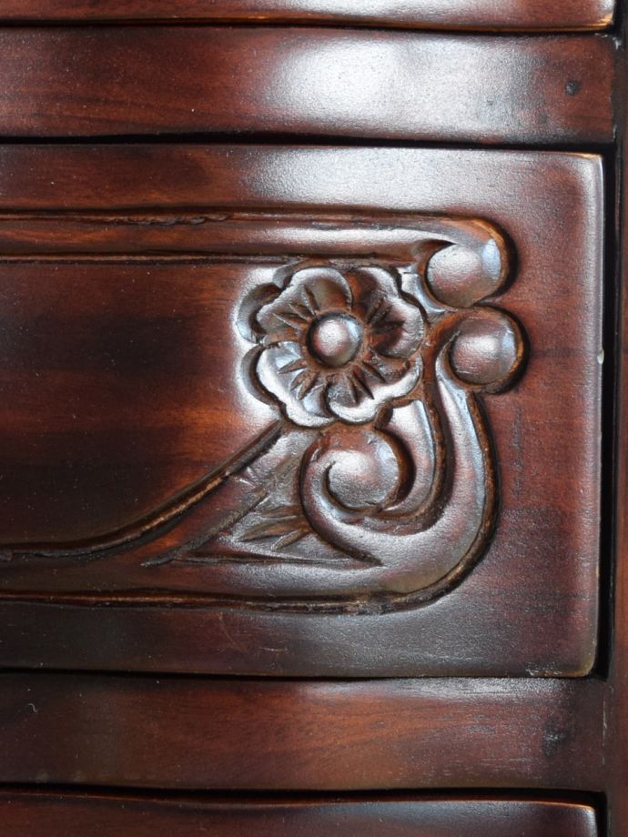 アンティーク風家具の装飾