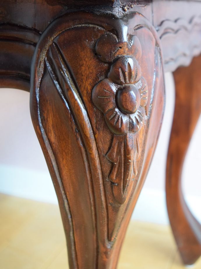 アンティーク風サイドチェストの装飾