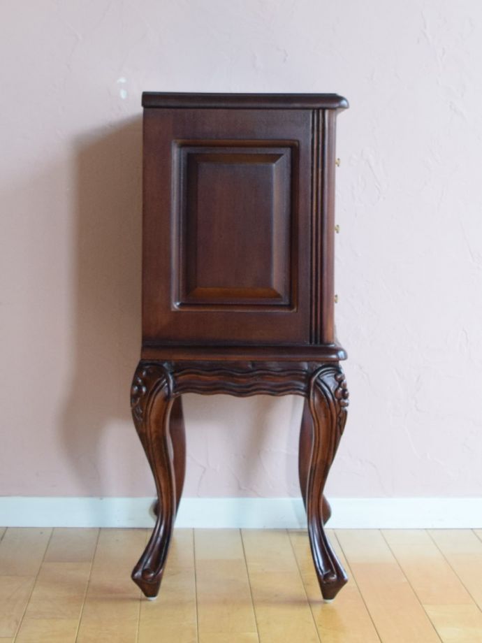 サイドチェストの側面