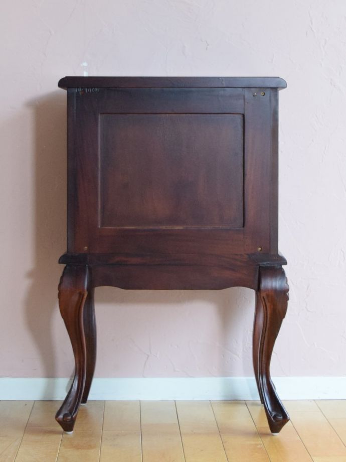 サイドチェストの後ろ姿