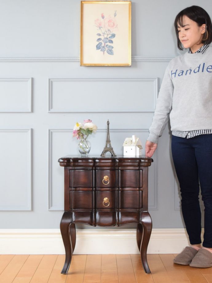 アンティーク風のサイドチェスト